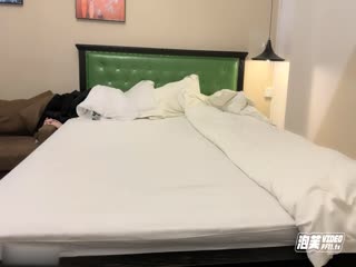 【瘦猴先生探花】，清秀良家嫩妹，小逼逼粉嫩多汁，几杯啤酒下肚开战，骚穴今夜灌浆爽翻天_学生妹_酒店真实偷拍
