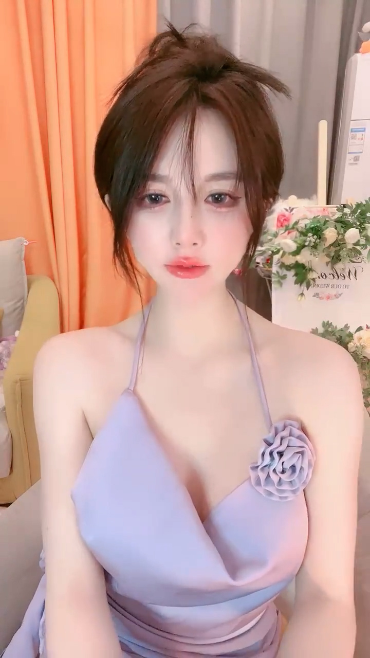 极品尤物网红女神！性感吊带裙热舞！慢慢脱下衣服，表情超级诱惑，干净美穴，镜头前自摸